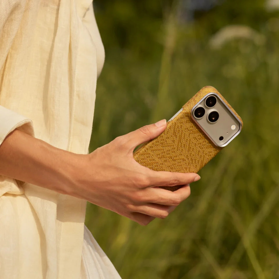 iPhone 18 Pro Edge Case  Golden Drift (PitaTap™)