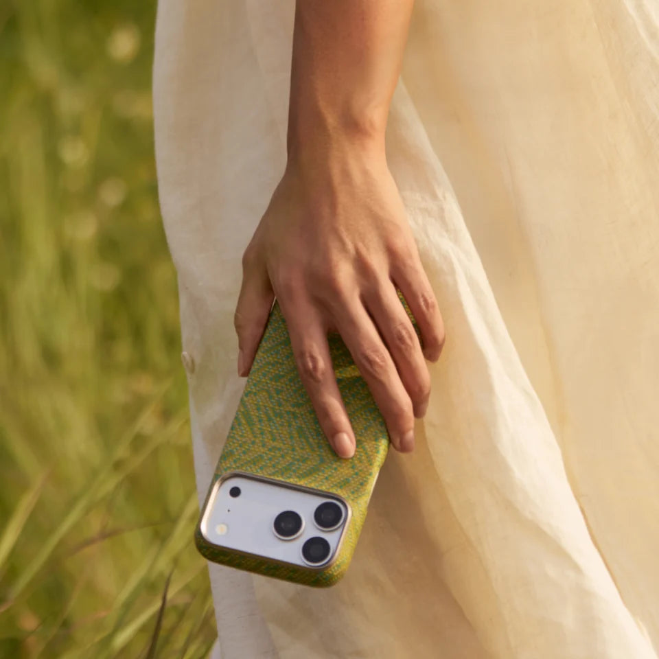 iPhone 18 Pro Edge Case Surging Awn (PitaTap™)